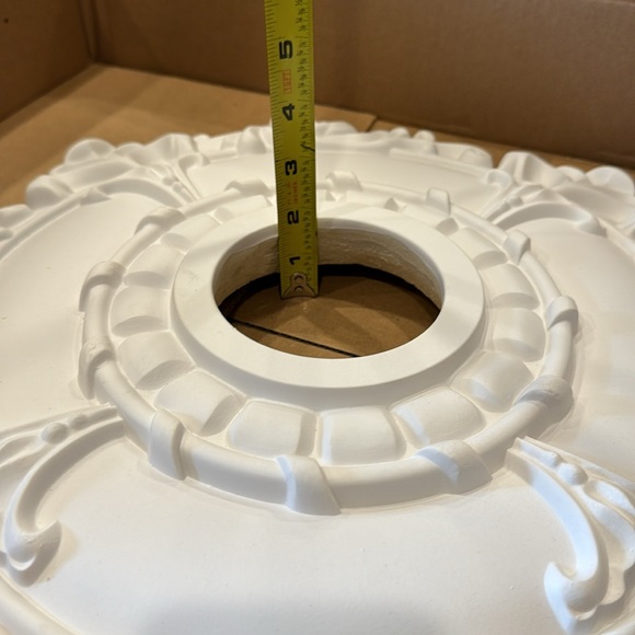 NIB Ceiling Medallion, 18"OD x 3 1/2"ID x 1 1/2"P, Primed - Picture 5 of 8